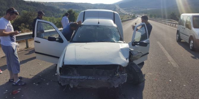 Seyir Halindeyken Uyuyan Sürücü Tıra Çarptı