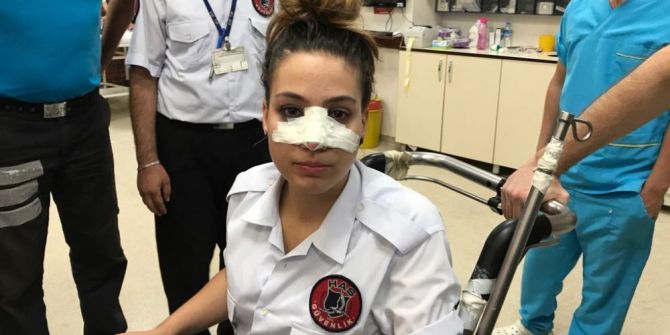 Su Şişesi İle Kadın Güvenliğin Burnunu Kırdı