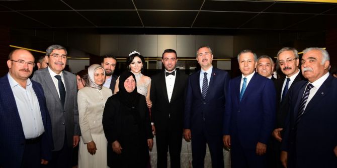 Avukat Çiftin Nişan Yüzüklerini Adalet Bakanı Abdulhamit Gül Taktı