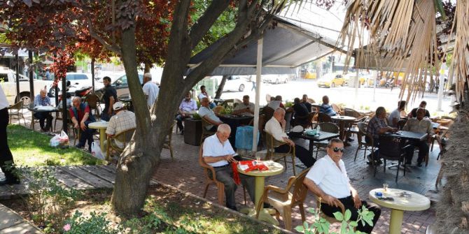 İzmit Beledeyesi’nin Çay Bahçesi Büyük İlgi Görüyor