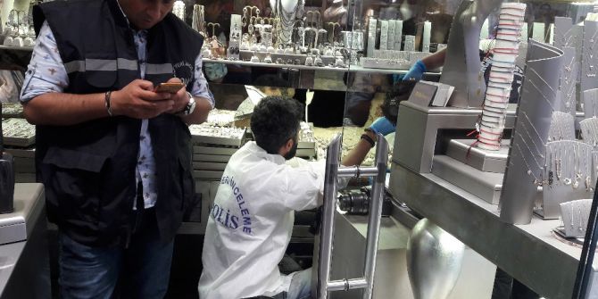 Duvarı Delen Acemi Hırsızlar Kuyumcu Dükkanını Soymaya Kalktı