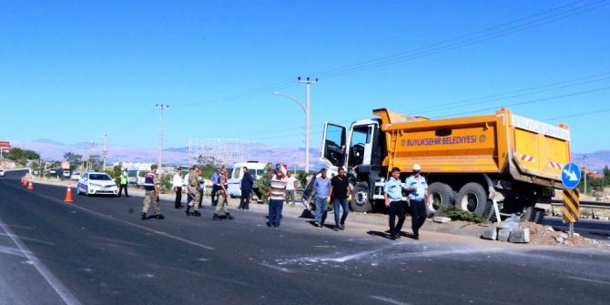Hafriyat Kamyonu Otomobili Biçti: 1 Ölü