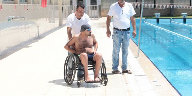 Felçli Genç Madalyalara Kulaç Atıyor