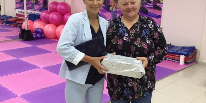 Kartepe’de Kadınlara Spor Ayakkabı Hediye Edildi