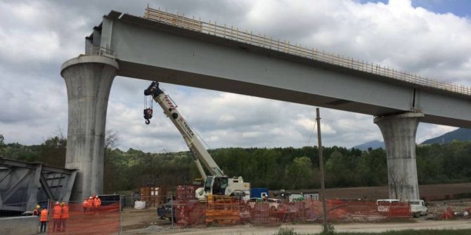 İtalya’da Vinç Devrildi