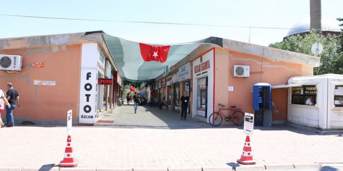 Esnaflar Sıcaklardan Korunmak İçin Yaklaşık 200 Metre Uzunluğunda Branda Çekti