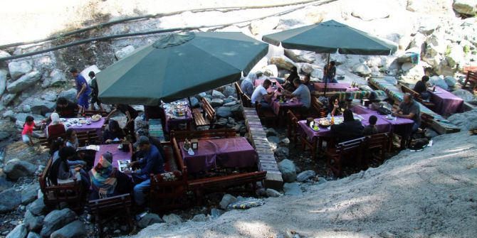 Sıcaktan Bunalan Bursalılar Yemeklerini Derenin İçinde Yiyor
