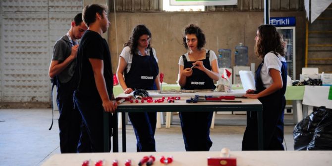 Atık Eşyaları Betonla Birleştirdiler Projeye İmza Attılar...