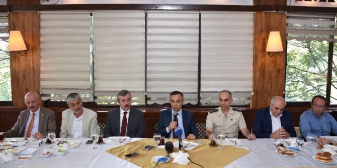 Vali Çeber, Basın Mensuplarıyla Kahvaltıda Buluştu