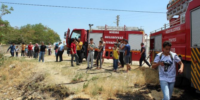 Bahçedeki Yangını Söndüren İtfaiye Ekiplerini Film İzler Gibi İzlediler