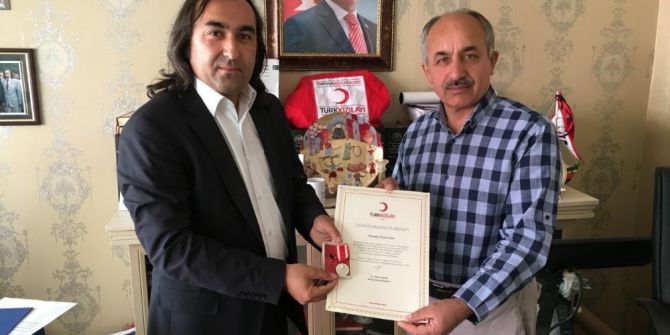Kızılay’dan 26 Yıllık Emektarına Gümüş Madalya