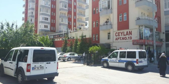 Bunalıma Giren Şahıs Kendini Astı