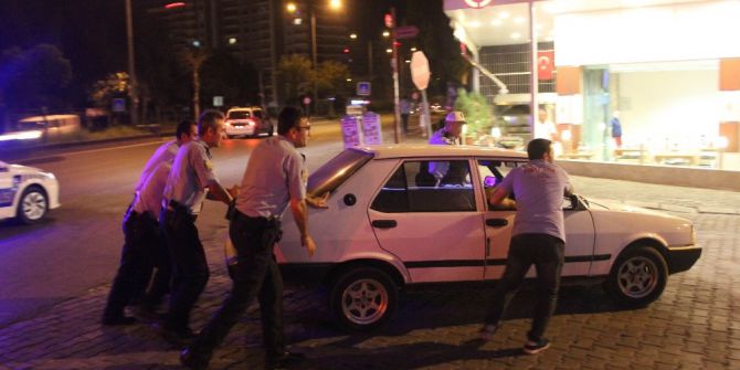 Sürücü Kadın Yol Ortasında Sızıp Kaldı