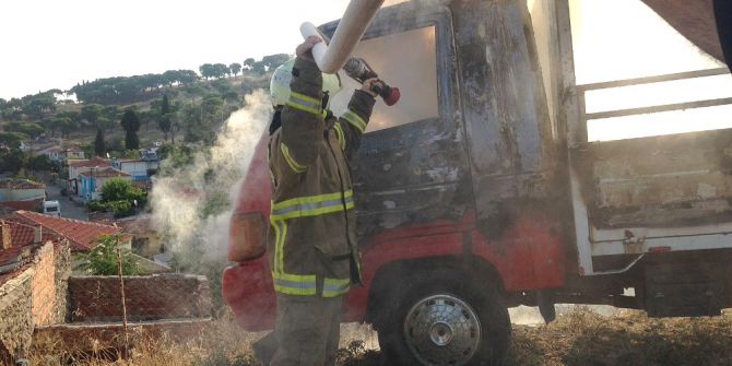 Ayvalık’ta Park Halindeki Kamyonet Yandı