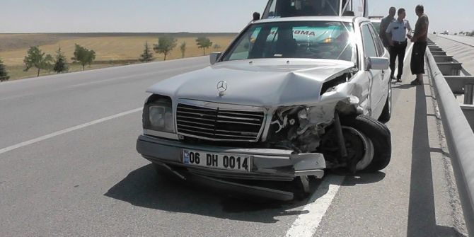 Konya’da Otomobil Bariyerlere Çarptı: 2 Yaralı