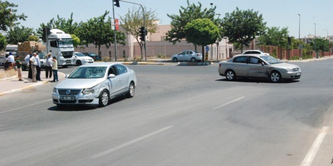 Çarpışan Otomobiller Yayayı Ezdi