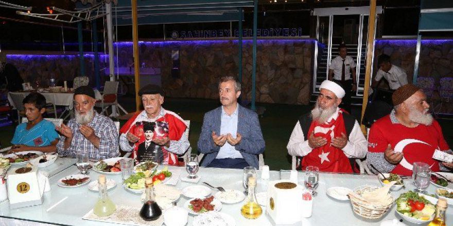 Başkan Tahmazoğlu Demokrasi Nöbetçileri İle Yemekte Buluştu