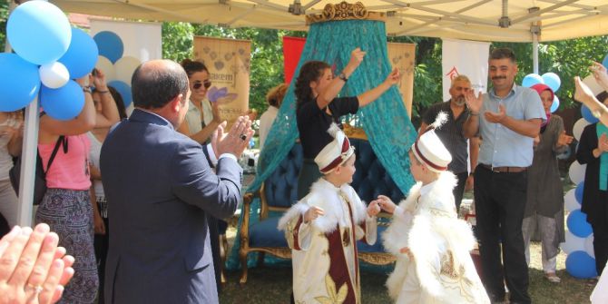 Yuvada Kalan 3 Çocuk Erkekliğe İlk Adımı Attı