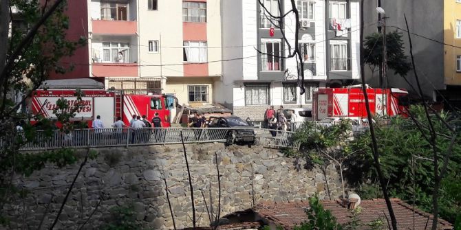 Freni Boşalan Araç Evin Üstüne Uçmaya Ramak Kala Yol Kenarında Asılı Kaldı