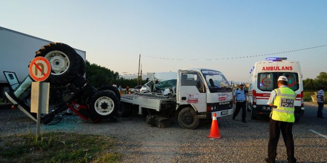 İşçi Minibüsü İle Traktör Yüklü Çekici Çarpıştı: 7 Yaralı