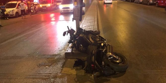 Motosiklet Trafik Lambasına Çarptı: 1 Kişi Hayatını Kaybetti, 1 Yaralı