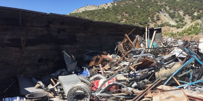 Hurda Yüklü Tır Yan Yattı