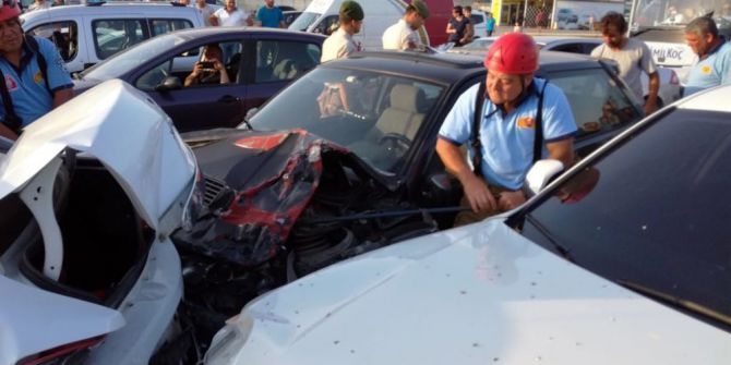 Edremit’te Zincirleme Kaza: 3 Yaralı