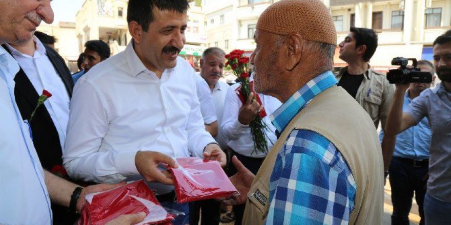 Belediye Başkanı Esnafa Bayrak Ve Karanfil Dağıttı