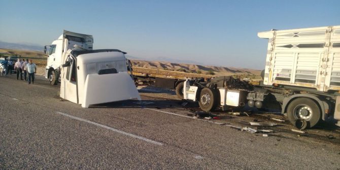 Çarpışan Tırlar Hurdaya Döndü: 1 Yaralı