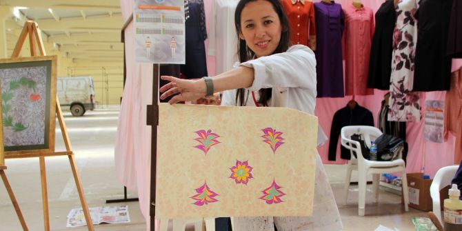 Ebru Sanatını Yaşatmaya Çalışıyor