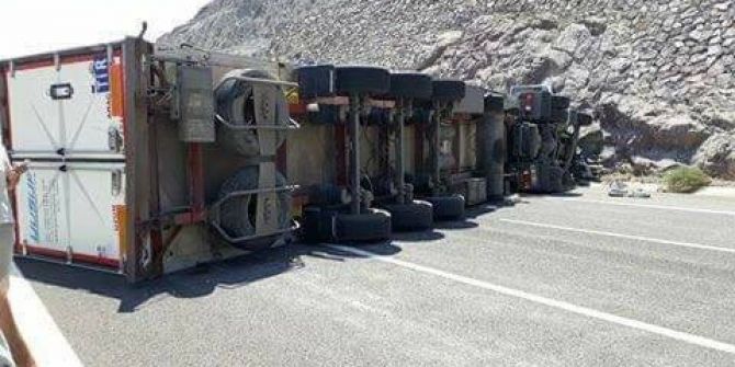 Niğde’de Kaşar Dolu Devrilen Tır Yolu Kapattı