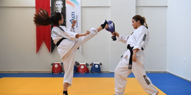Konyaaltı’nda Kız Çocukları Taekwondo Öğreniyor