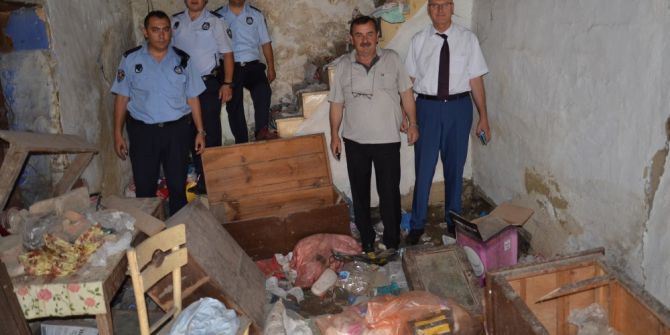 Gemlik Belediyesi Çöp Evi Temizledi