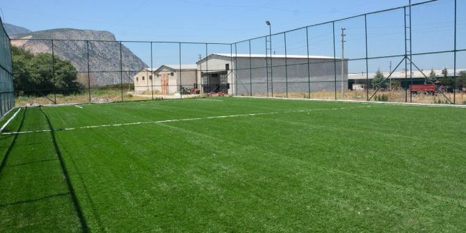 Şehzadeler Belediyesi Aşağıçobanisa’daki Halı Sahayı Yeniledi