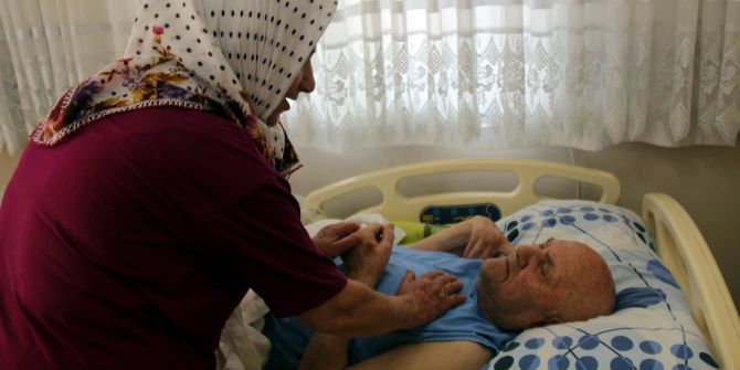 14 Yıldır Evden Çıkmadan Yatalak Eşine Bakıyor