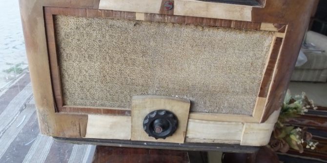 Burhaniyeli Antikacı 130 Yıllık Radyoyu Satışa Çıkardı