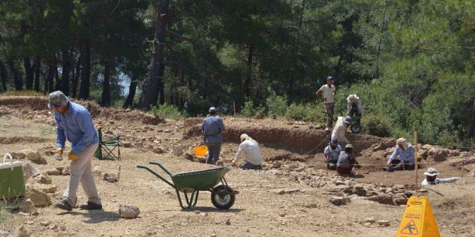 Söylentilere İnanan Defineciler Kazı Alanını Talan Etti