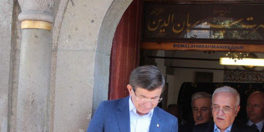 Davutoğlu, Sayyid Burhanedin Hz.’nin Türbesini Ziyaret Etti