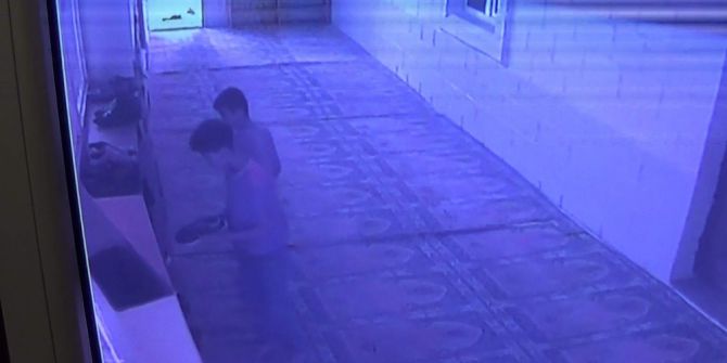 Ayakkabı Hırsızları Caminin Kameralarına Yakalandı