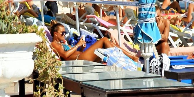 Özlem Yıldız Saatlerce Güneşlendi