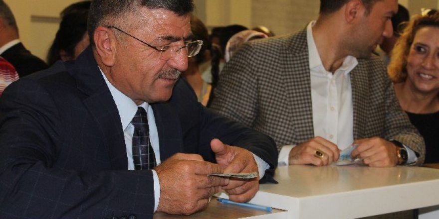 Niğde Ak Parti İl Teşkilatı Demokrasi Şehitlerine Destek Verdi