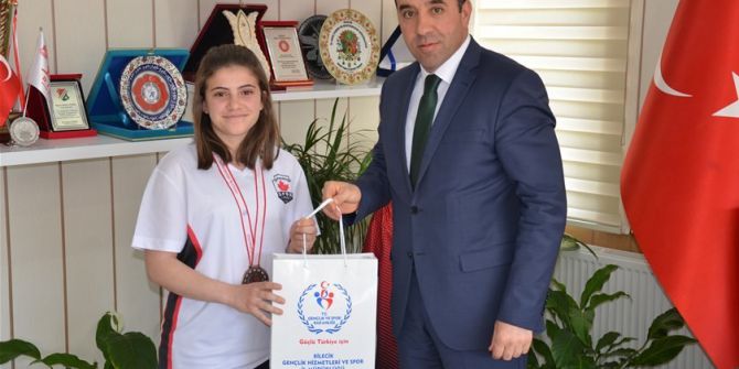 İl Müdürü Yıldız, Başarılı Halterciyi Ödüllendirdi