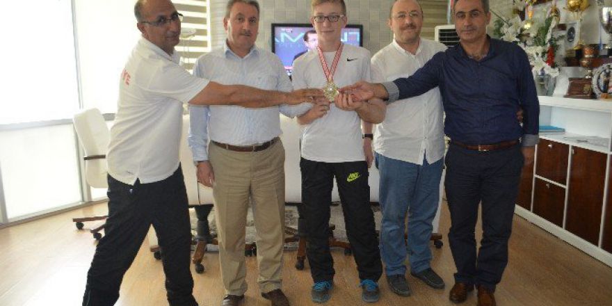 Altın Tekmeye Kutlama