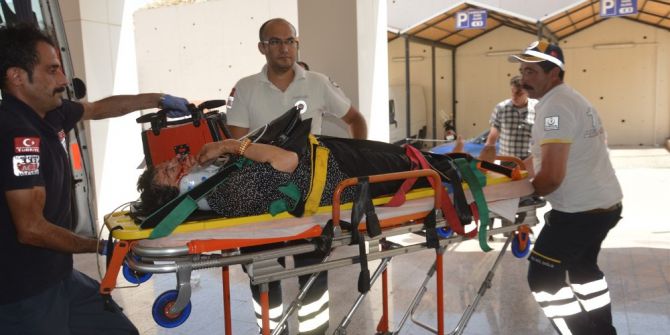 Tır Otomobili Biçti: 1 Ölü, 4 Yaralı