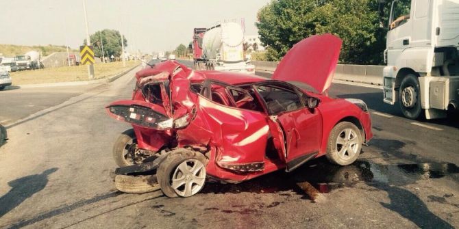 Kamyonet Kırmızı Işıkta Bekleyen Otomobile Çarptı: 1 Ölü