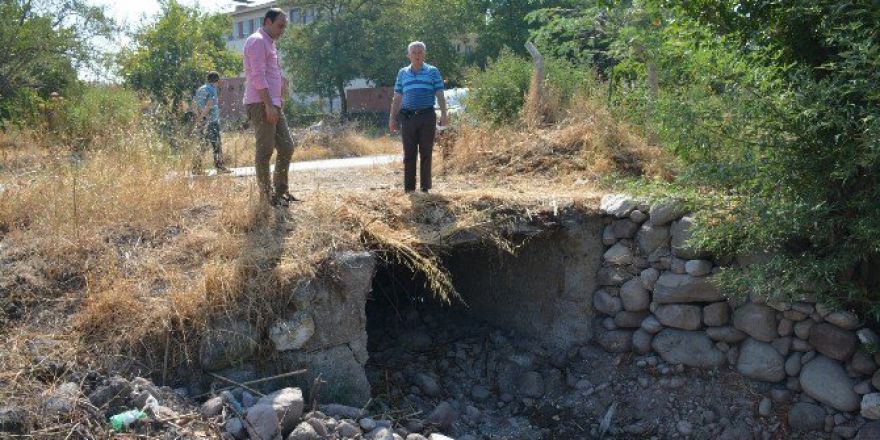 Üçpınar Deresi Temizleniyor