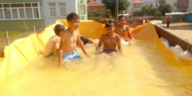 Denize Gidemeyen Çocuklar, Traktör Römorkunda Serinliyor