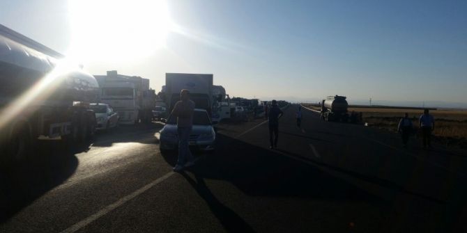 Saman Yüklü Kamyon Alev Aldı