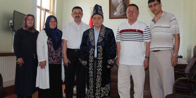 Kazak Türkleri Kaymakama “Çapan” Giydirdi