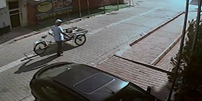 Başına Kova Geçiren Bisiklet Hırsızı Bu Kez Jant Çaldı